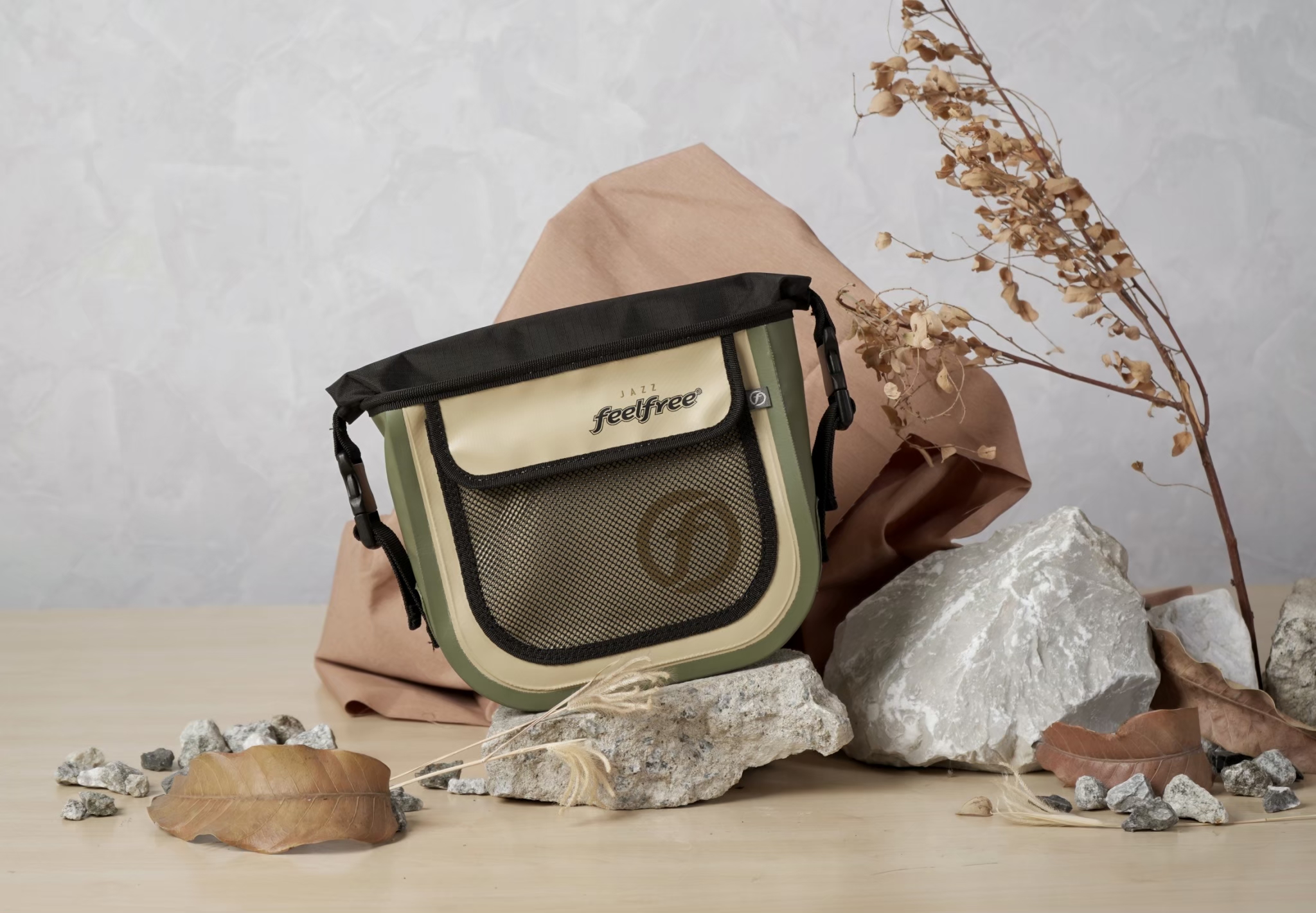 กระเป๋าสะพายกันน้ำ FEELFREE JAZZ 23 สี TAN / OLIVE_1
